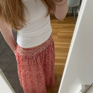 Zara långkjol - Supersnygg  långkjol från zara, perfekt till sommaren! Den är endast använd ett fåtal gånger💗