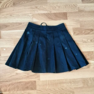 Svart pencil-skirt - Säljer denna svarta kjol som använts ett fåtal gånger. Den är en sån klassisk typ av skol-uniform liknande kjol. Vill även nämna att den är högmidjan och är tillräckligt bra i längtar även för någon med lång överkropp (som jag) ig.