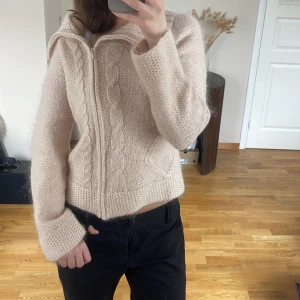 Stickad kofta  - Så sööt kofta från Steps💕Lite stickig o står strlk L på lappen men skulle säga att den är mer som en M