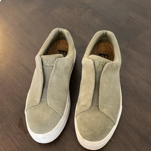 Grå/gröna Eytys - Säljer ett par grå/gröna Eytys i mocka. Använda fåtal gånger därav väldigt bra skick.