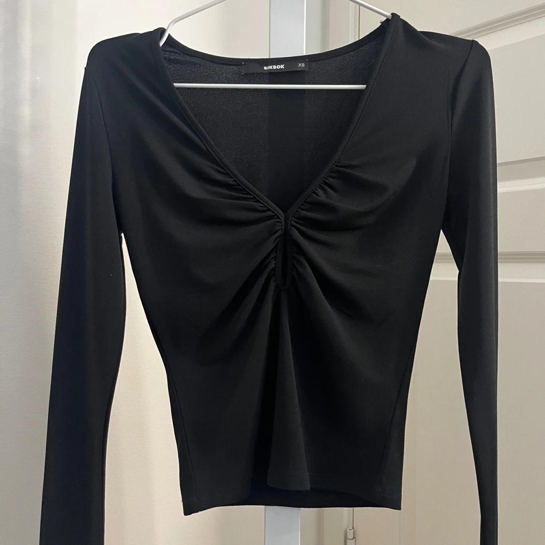 Svart långärmad topp med rynk från BikBok