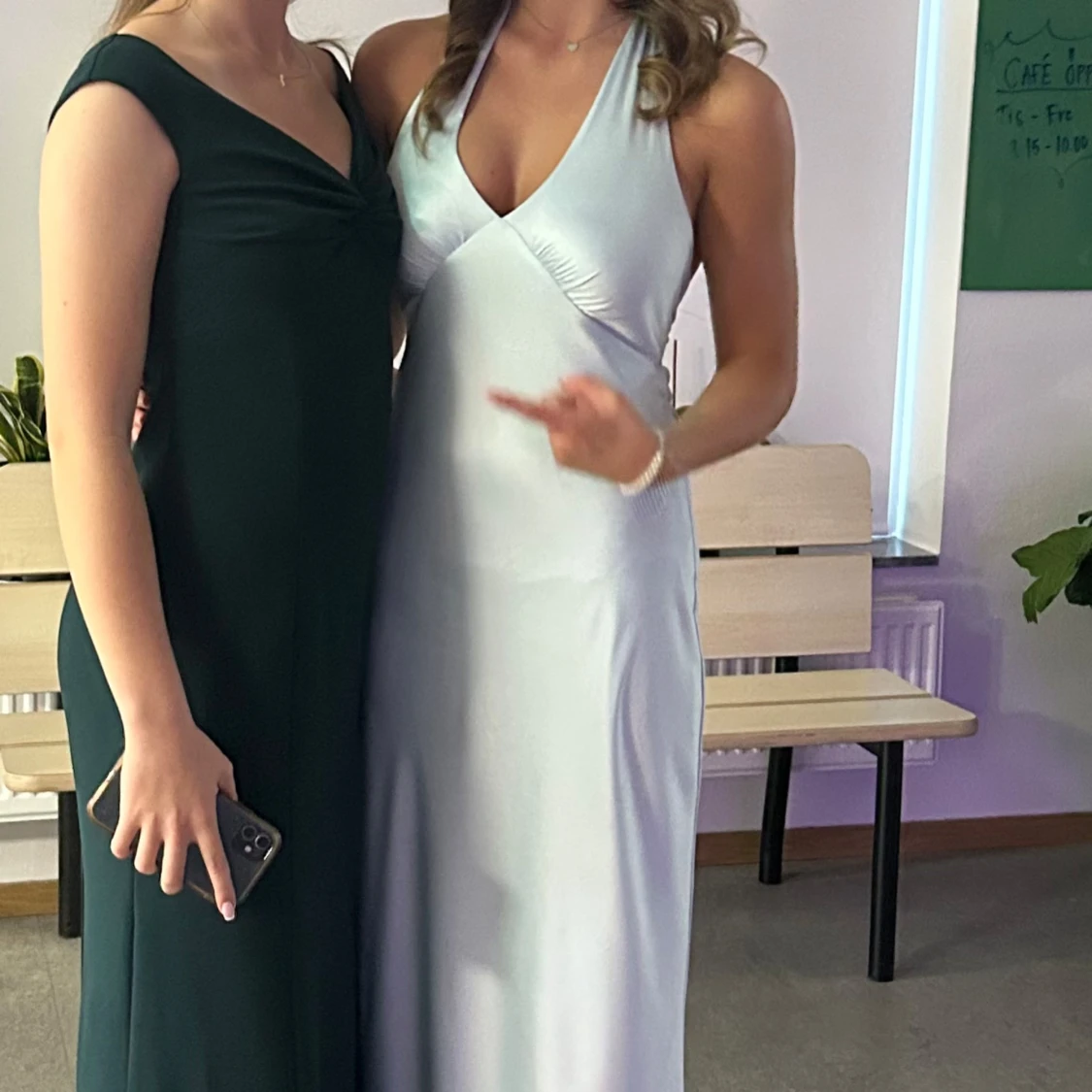 Ljusblå långklänning med öppen rygg och rosett - 2