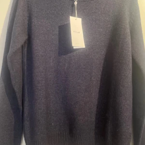 Stickad tröja  - Super fin marinblå stickad tröja i mörkblå i st xs, aldrig använd💕💕 Nytt pris 329kr