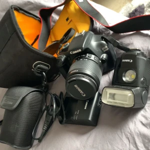 Canon kamera EOS 1100D med utrustning samt väska - Säljer en svart Canon EOS 1100D kamera med diverse utrustning. Allt är helt nytt och oanvänd. Kamera har även ett minneskort. 