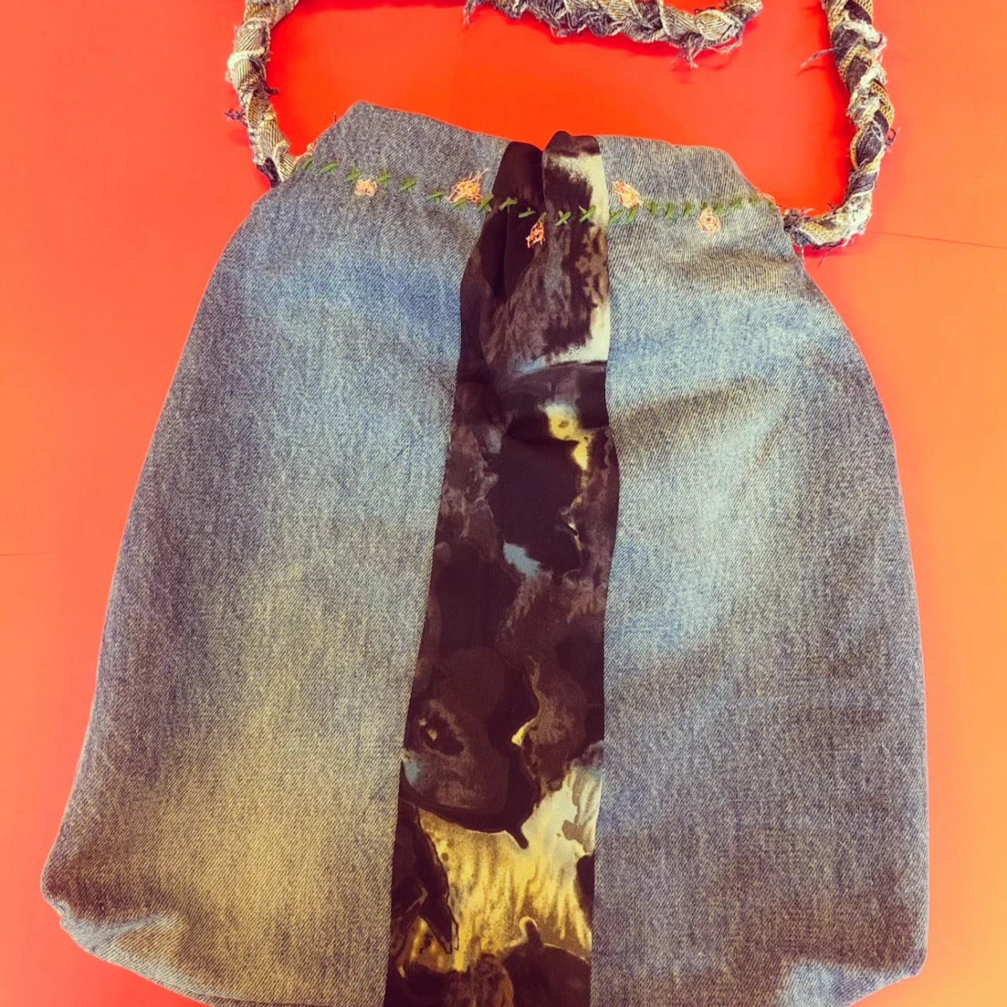 Jeansväska med broderad detalj (kan bli till påse)  - 1