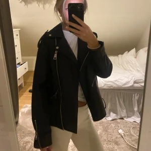 Svart skinnjacka - Svart skinnjacka