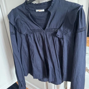 Mörkblå blus - En jättefin blus från Gina tricot!!perfekt för sommaren och jättefin färg💞säljer pga att den inte kommer till användning!!har bara använt 3 ggr 