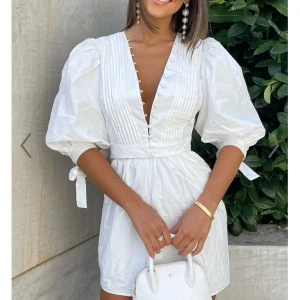 Studentklänning  - Vit klänning från showpo i storlek 38 men är liten i storlek så passar mig som brukar ha 36. Endast använd en gång och perfekt till student eller i sommar. Nypris är ca 1200kr i svenska kr, men säljs för 799❤️ Inga defekter eller liknande 