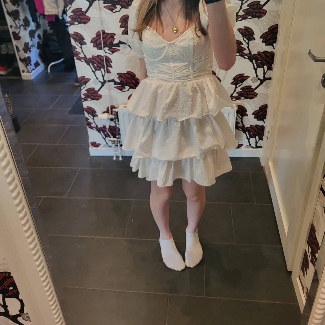 Vit volangklänning från PrettyLittleThing - 3