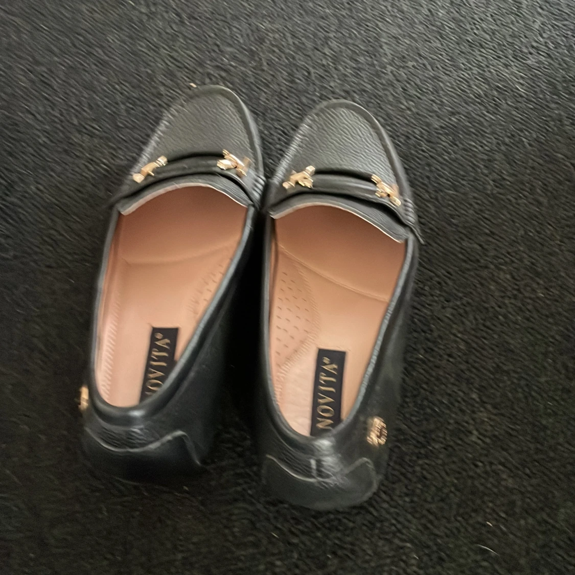Svarta loafers från Novita med gulddetaljer - 2
