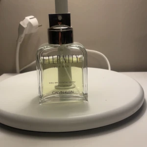 Eternity for Men Eau de Toilette från Calvin Klein - Fräsch och klassisk parfym för herr från Calvin Klein. Eternity for Men kommer i en genomskinlig glasflaska med silverfärgad spraykork. Doften är tidlös och passar dig som gillar eleganta och maskulina toner. Den har 100 ml och skulle säga att det är 70 kvar. Skriv för fler funderingar eller frågor💯💯💯