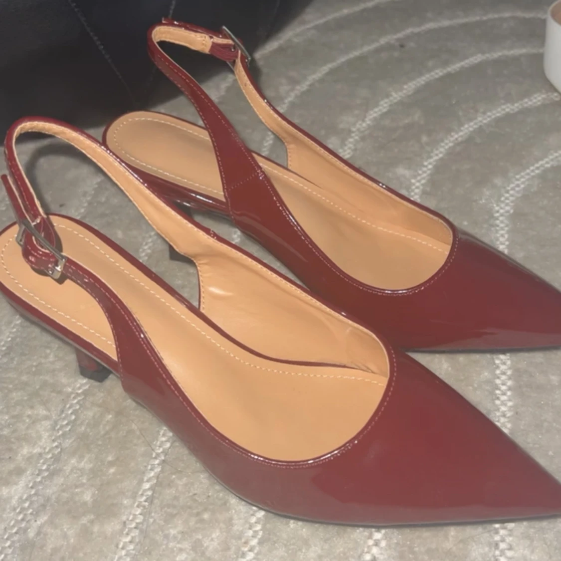 Helt nya Vinröda pumps, (kommer med matchande väska)