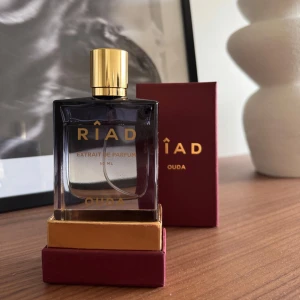 Riad Ouda Extrait de Parfum 50ml - Hej! Säljer min Riad Ouda 50 ml (ca 40 ml kvar) - detta då jag redan har min signaturdoft. Unisex 💙🩷 Fantastisk doft med LÅNG hållbarhet då det är en extrait de parfum. Top notes: oud, white roses Mid notes: cardamom, sugar Base notes: leather  Nypris 1049 kr - jag säljer för 750 kr  För tillfället slutsåld.  Inte intresserad av byten. Följer med en box. Har förvarats svalt och mörkt. Inköpt för ca 1 månad sedan.  Möts gärna upp i Helsingborg, annars kan jag frakta! 💌