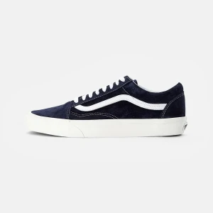Mörkblå Vans Old Skool sneakers - Klassiska Vans Old Skool sneakers i mörkblå mocka med vit sula och vit ikonisk sidostrip. Skorna har snörning och rund tå, samt kontrasterande vita sömmar. Perfekta för dig som gillar streetstyle och vill ha en tidlös look.