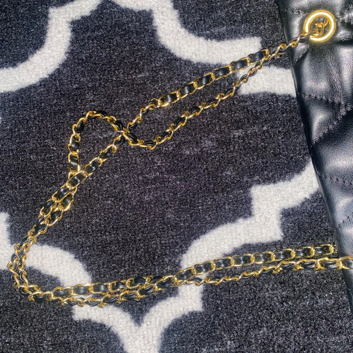 Svart quiltad axelväska med kedja - 2