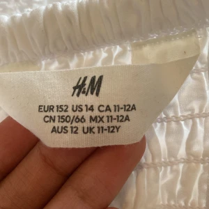 Vit volang kjol ishh  - En vit somrig kjol med mönster på!! Den är jätteskön och stretchig och jag har bara använt den en gång till en skolavslutning för några år sedan, och den passar fortfarande så det är inte riktigt storlek 152. 