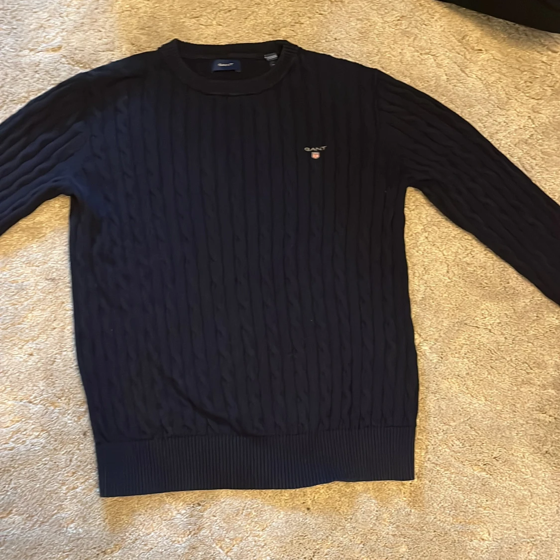 Mörkblå kabelstickad tröja från Gant