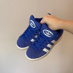 Blå Adidas Campus 00s  - Säljer pga har redan tre andra par och dessa kommer inte till användning. De är fina, används kanske 4ggr, har lite knopprar på hålen men det att tafsa bort, innersulan är vit/ren. Royal blue suede. Kommer med låda 