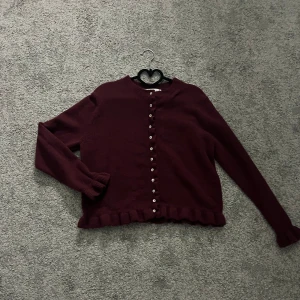 Vinröd kofta från Zara med knappar - En jättefin kofta från zara endast använd en gång