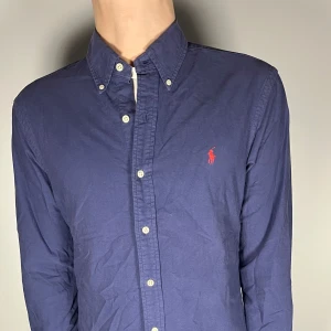 Ralph lauren skjorta - En riktig snygg och trendig Ralph lauren skjorta i fint skick, storlek M, slimfit, vid frågor är det bara att skriva // Gramenti 