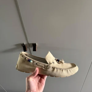 Gucci loafers - Säljer nu mina Gucci loafers i storlek 41, passar perfekt nu till sommaren och går till alla outfits.