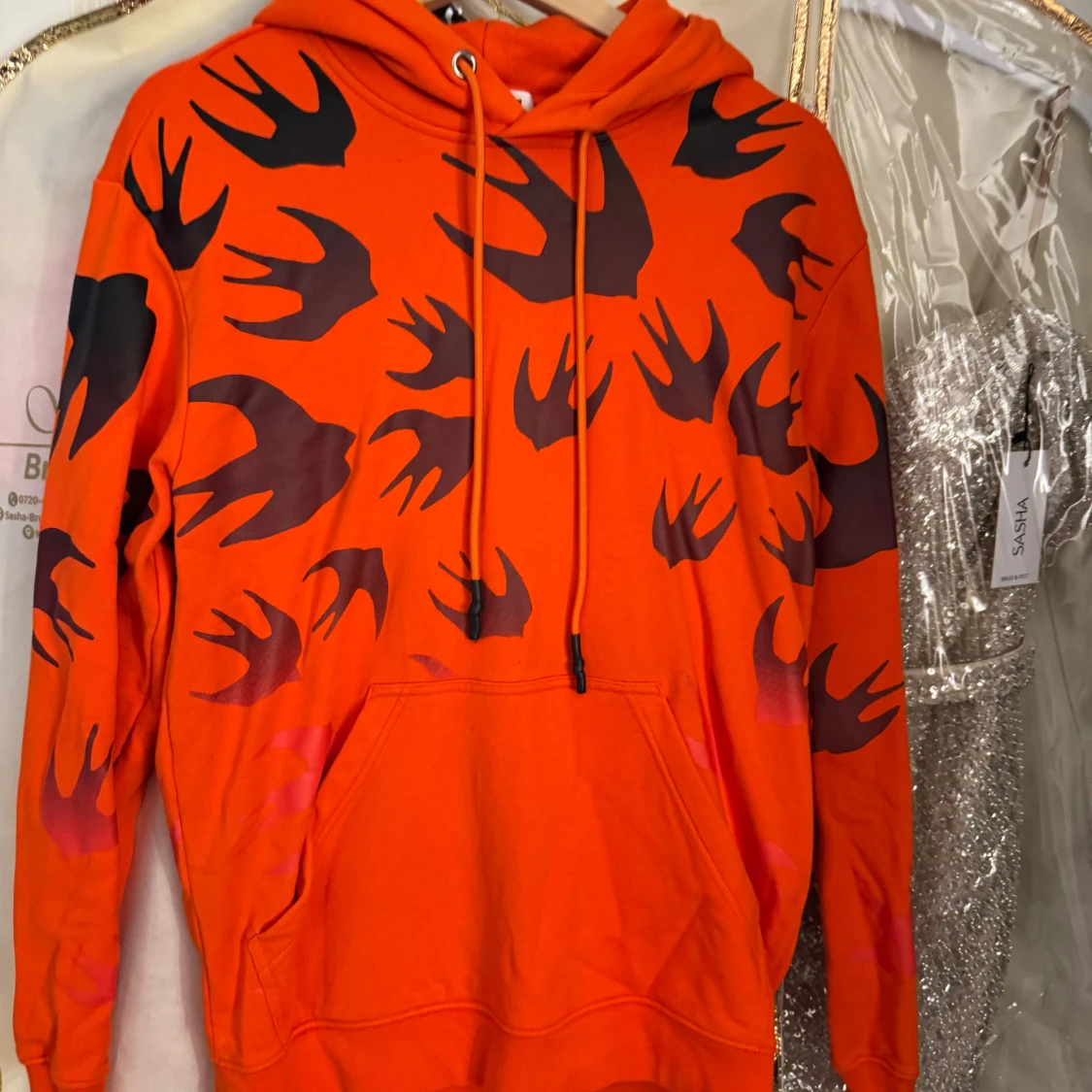 Orange hoodie med svalor från Alexander maqueen - 1