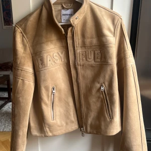 Beige mockajacka från Bershka - Storlek S, aldrig använd!! Inköpt för 699kr.