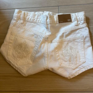 Vita jeansshorts från 157 med brodyr - Snygga lågmidjade vita jeansshorts från 157 med broderade detaljer på bakfickorna. HELT oanvända!! använd gärna köp nu💕💕