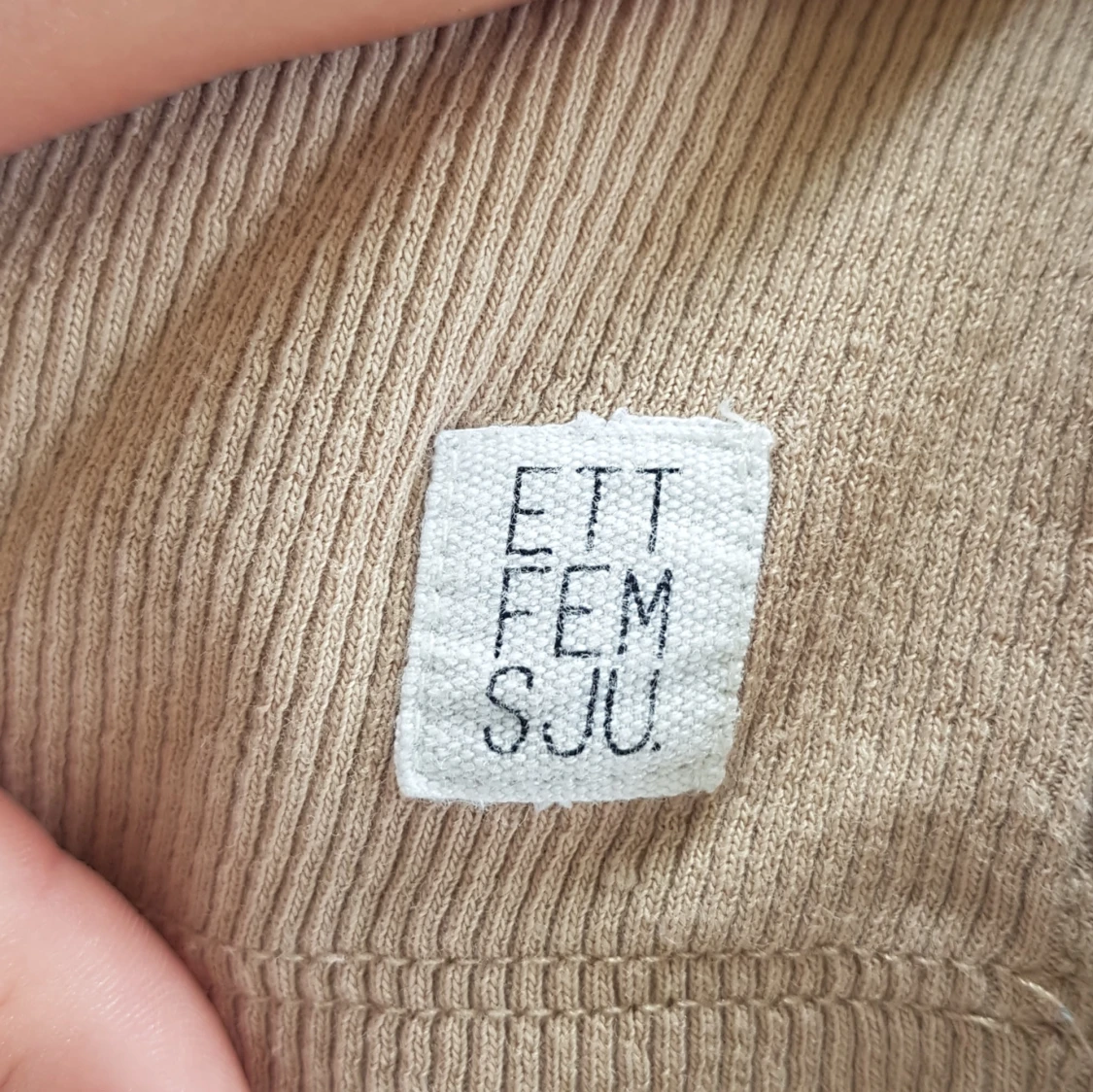 Beige ribbad topp från Ett Fem Sju - 3