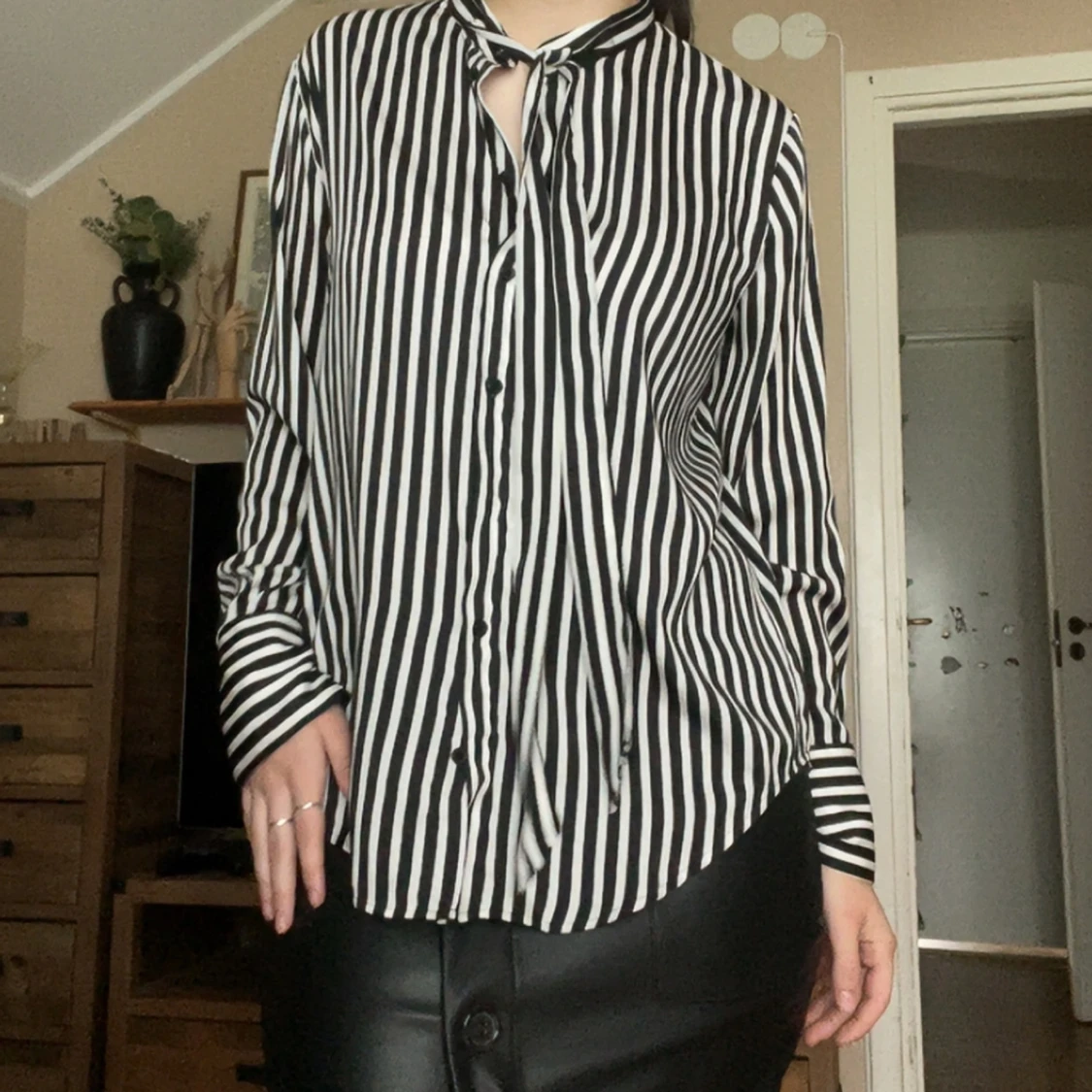 Randig svartvit skjorta från H&M - 1