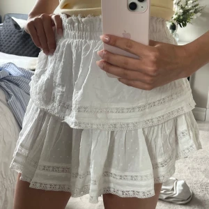 Volang kjol med spets - En klänning som jag sytt om till en kjol, säljer pga att den inte används. Klänningen kommer från märket Macies och köptes för ca 600kr. 