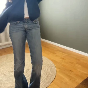 Lågmidjade Levis jeans - Säljer ett par ljusblå Levi's 529 jeans med bootcut passform. Klassisk femficksmodell i mjukt jeanstyg, med låg midja och snyggt utsvängda ben. Perfekta för dig som gillar en avslappnad men ändå stilren look.
