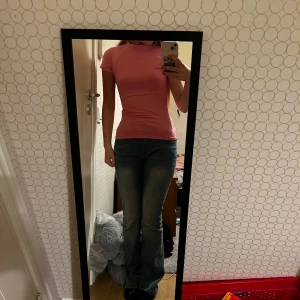 Rosa träningstopp från Zara  - Säljer denna rosa träningstoppen från Zara. Köpte från Sellpy men jag själv har inte använt den. Dock vet jag inte hur mycket tidigare ägare använde den. Den är i väldigt bra skick så jag skulle säga att den är väldigt bra skick.