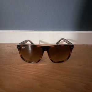 Ray ban boyfriend - Säljer ett par Rayban Boyfriend i dunder skick för endast 899. Box och fodral ingår i köp. 