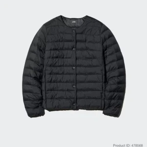 Svart dunjacka från Uniqlo - Säljer den trendiga dun jackan från uniqlo då den inte kommer till användning. Använd endast 1 gång så nästan som helt ny. Köpt för 750 men säljs för 500. Vid frågor tveka inte på att höra av dig.🩷