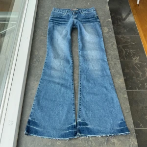 Lågmidjade jeans  - Så snygga jeans som tyvärr inte passar mig och har därför ingen bild på! Midjemått tvärsöver:39cm Midjehöjd: 19cm Inerbens längd: 83cm💕
