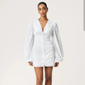 Vit kortklänning från Adoore - Säljer en vit Adoore klänning för att jag har dubbletter. Det är endast testad och aldrig använd så helt ny med lapparna kvar. Köpt för 1495 men släljs för 1100. Jättefin klänning som passar alla tillfällen. Vid frågor tveka inte på att höra av dig🩷