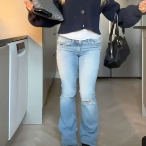 Ljusblåa Nelly jeans - Lånade bilder men exakt likadana jeans! Använda ett fåtal gånger och inga defekter! Storlek: 36💞 Nypris 700💞