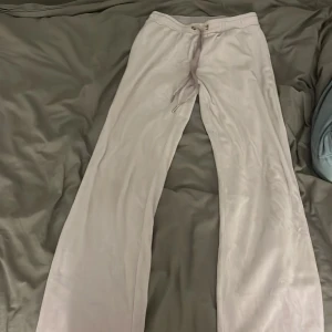 Ljuslila mjukisbyxor från Gina Tricot - Säljer ett par ljuslila mjukisbyxor från Gina Tricot i storlek S. Byxorna har resår i midjan med snörning och raka, lite vidare ben. Perfekta för chill dagar eller när du vill vara extra bekväm.