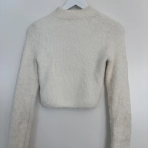 Crop rop - Säljer en fluffig crop top från Gina Tricot, endast använd fåtal gånger.