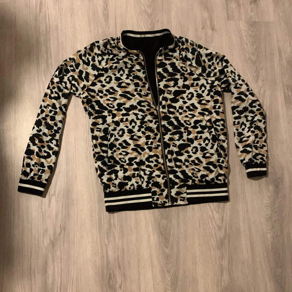 Leopardmönstrad bomberjacka med dragkedja - 1