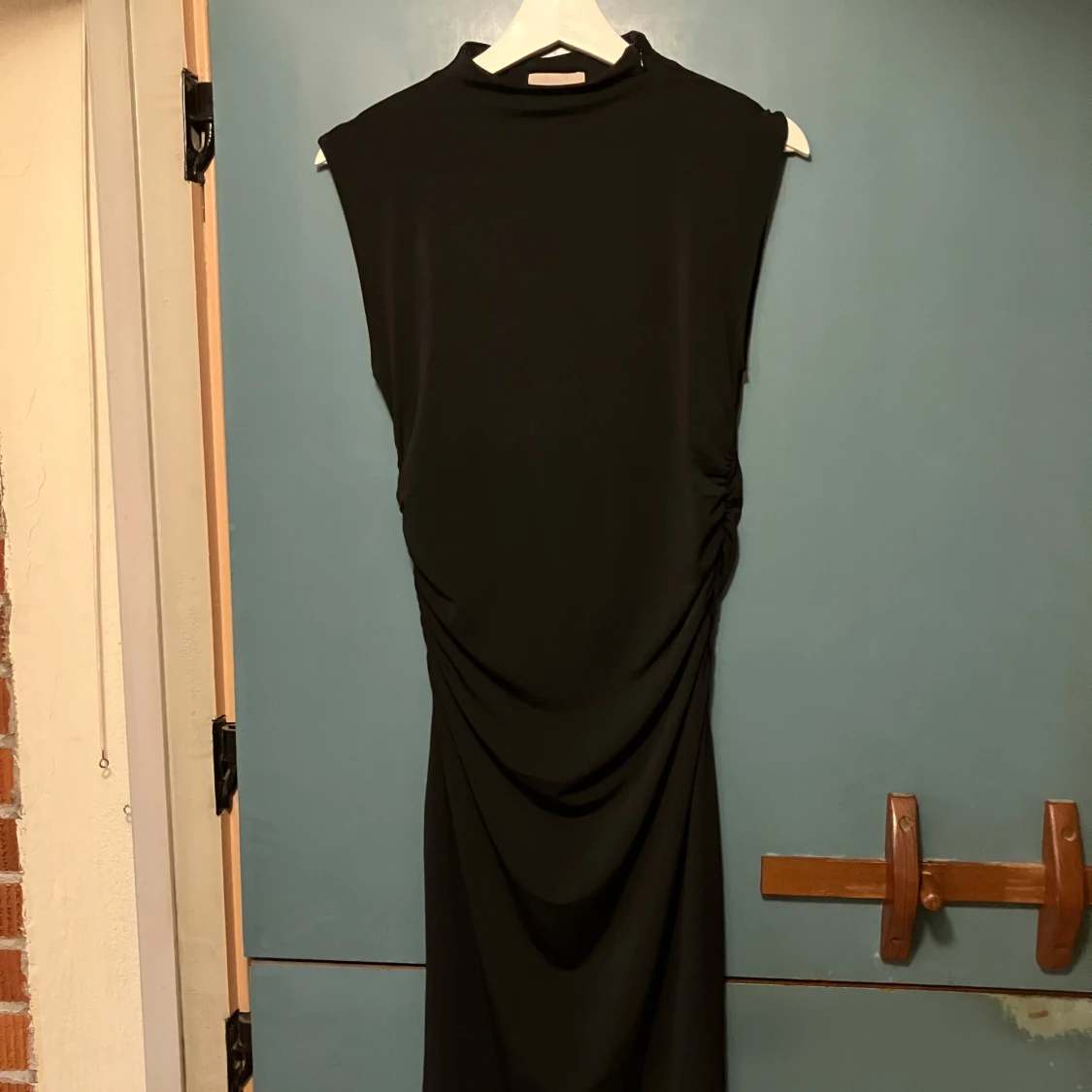 Svart långklänning med drapering