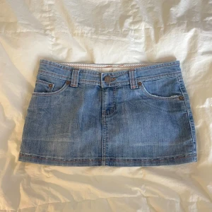 Blå jeanskjol med detaljer - Jeanskjol! Midja mått 39 hade passat 40 och 37 också. Säljer pga ingen användning. Nytt skick! Skriv vid fler bilder 🩵