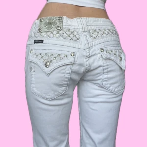 Miss Me jeans - Säljer ett par vita lågmidjade jeans från Miss Me.