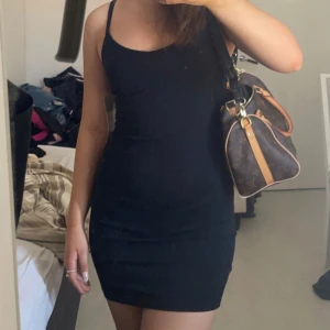 Svart tight kortklänning Primark XS - Svart tight kortklänning från Primark i storlek XS. Klänningen har smala axelband och en enkel, stilren design som sitter figurnära. Perfekt för dig som gillar minimalistisk stil och vill ha en klassisk bas i garderoben. Har samma i vit om man vill köpa i en bundle!😊