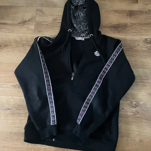 Moncler full zip - Säljer en skitfräsch Moncler full zip hoodie i storlek XL (barnstorlek) och M (vuxenstorlek). Jag är 1,87 och den är lite lite kort på mig så om du är ca 1,85 så kommer den passa perfekt. Fråga om fler bilder eller mer information🤩🙏