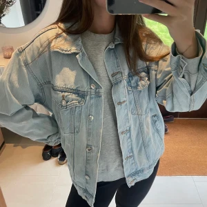 Jeansjacka - Jeansjacka från Ginatricot i storlek S men oversized❣️