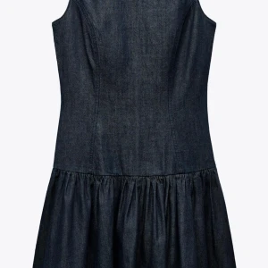 Kort mörk denimklänning XS - Säljer denna snygga denimklänning från Zara som är helt OANVÄND. Säljer den för den ej passar, men returtiden är passerad, så kan ej lämna tillbaka den. Nypris är 399kr men säljer för 349kr!❤️