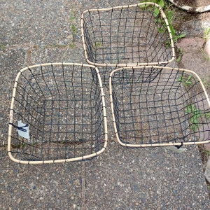 Svart Trådkorgar i metall och bambu, 3 stycken. - Säljer en fyrkantig Trådkorgar i svart metallnät med naturfärgad bambukant.Trådkorgar rymlig och har måtten 35x30x22 cm. Perfekt för att bära med sig grejer eller förvara saker snyggt. Enkel och stilren design som passar till det mesta.