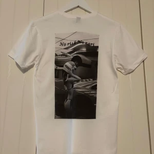 No risk No rari    T-shirt - No risk No rari t-shirt                                                          Storlek Small🍾🔆                                                            Helt ny!                                                                              Finns även i Medium och Large💫